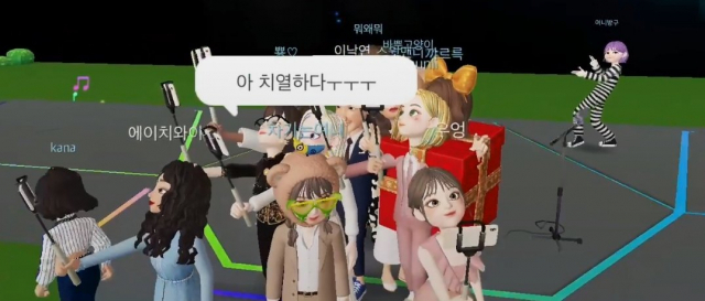 이낙연 더불어민주당 대선 경선 후보 지지자들이 메타버스에서 이 후보와 셀카를 찍고 있다../이낙연 캠프 제공