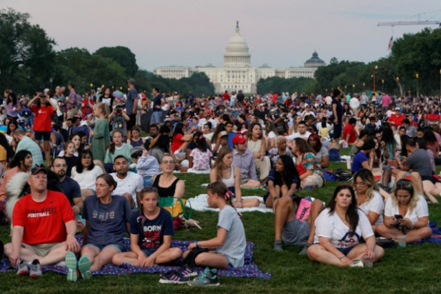 지난 4일(현지시간) 미국 워싱턴DC 내셔널 몰 잔디밭에서 시민들이 마스크를 쓰지 않은 채 독립기념일 축하 불꽃놀이를 기다리고 있다. /로이터연합뉴스