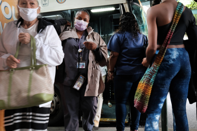 13일 미국에서 델타 변이로 인해 신종 코로나바이러스(코로나19) 감염증이 다시 확산하는 가운데 뉴욕 시민들이 버스를 타고 있다. /AFP연합뉴스