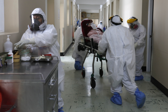 지난달 25(현지시간) 페루의 한 병원에서 의료진이 코로나19 환자를 이송하고 있다./AP연합뉴스