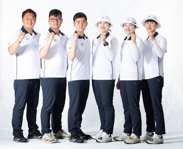 양궁 국가대표 선수들이 코오롱스포츠가 지원한 도쿄올림픽 유니폼을 입고 기념촬영을 하고 있다./사진 제공=코오롱FnC