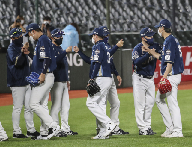 지난달 22일 부산 사직구장에서 열린 2021 KBO 프로야구 NC 다이노스와 롯데 자이언츠 경기에서 5-2로 승리한 NC 선수들이 기쁨을 나누고 있다. /연합뉴스