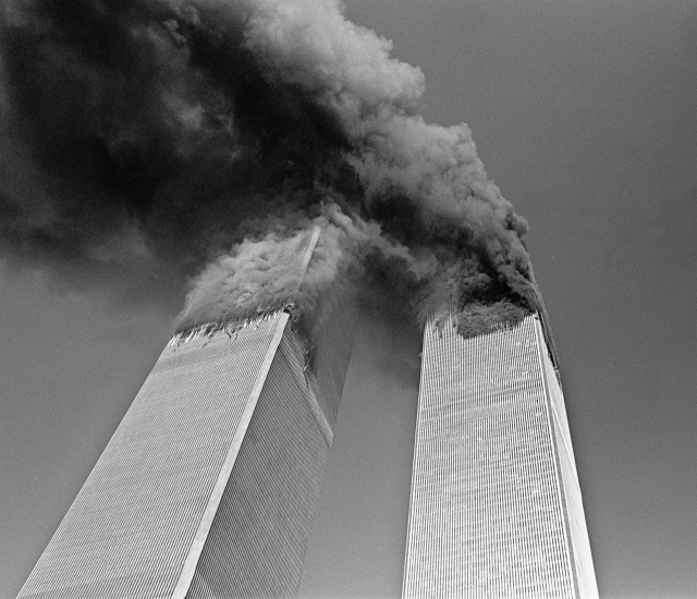 지난 2001년 9월 11일 미국에서 발생한 9.11테러는 신(神)의 이름으로 인간이 일으킨 대표적인 범죄로 손꼽힌다. 사진은 뉴욕의 랜드마크였던 세계무역센터 쌍둥이 빌딩 건물이 테러 공격으로 검은 연기에 휩싸인 모습/AP=연합뉴스