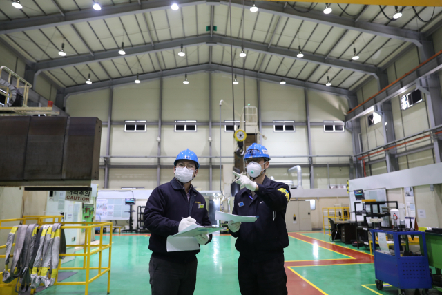 아노다이징 전문기업 영광YKMC 임직원들이 안전사고 예방을 위해 공장 생산라인을 점검하고 있다. /사진 제공=영광YKMC