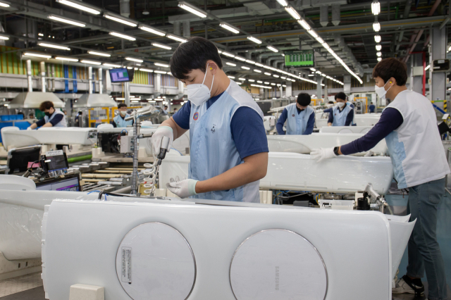 삼성전자 직원들이 전라남도 광주사업장에서 무풍 에어컨을 생산하고 있다./사진 제공=삼성전자