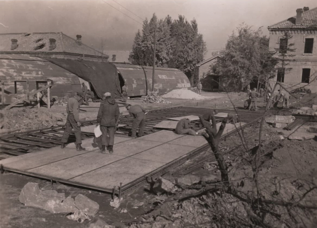 1952년 10월 27일 미군 공병대와 한국 노무단 인원들이 용산기지를 재건하고 있다. /사진 제공=서울시