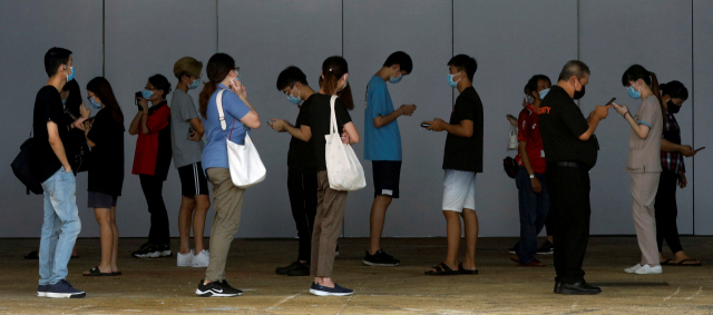 지난 5월 싱가포르에서 사람들이 코로나19 검사를 위해 기다리고 있다./로이터연합뉴스