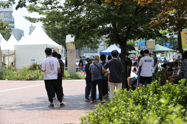 15일 오후 서울 구로역 광장 임시 선별 검사소를 찾은 시민들이 햇빛을 피해 나무 그늘 아래에서 대기하고 있다. /연합뉴스