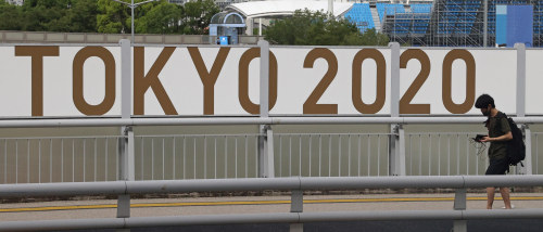 15일 오전 도쿄올림픽 메인프레스센터(MPC) 인근 다리에 올림픽 관련 팻말이 설치되어 있다. /연합뉴스