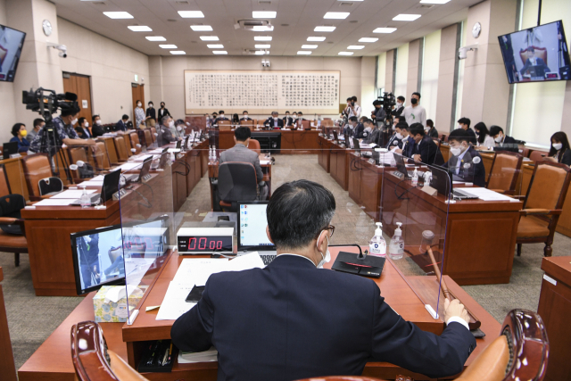 박주민 법제사법위원회 위원장 직무대행이 지난달 30일 법사위 전체회의에서 의사봉을 두드리고 있다. / 성형주 기자