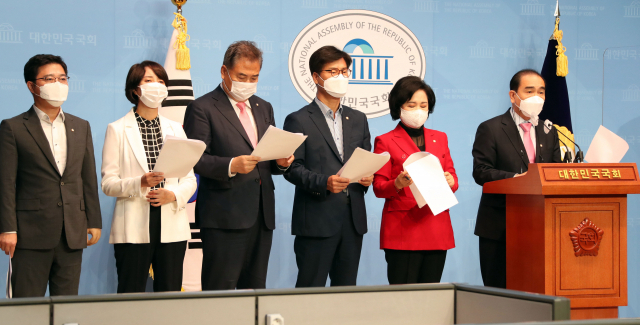 국민의힘 외교안보특위 위원과 과학기술안보 분야 의원들이 15일 서울 여의도 국회 소통관에서 한국원자력연구원을 비롯한 국가 핵심 연구 시설에 대한 북한의 해킹 재발 방지 대책을 촉구하는 기자회견을 하고 있다./성형주 기자