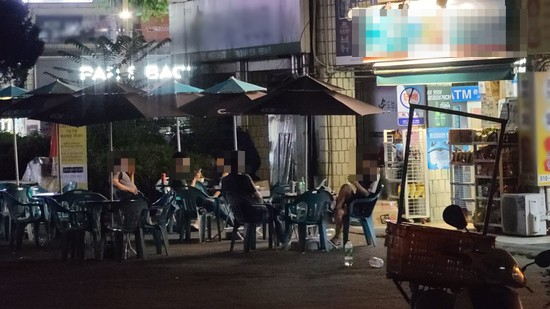 젊은이들이 지난 14일 저녁 서울 노원구의 한 편의점 앞에 모여 술을 마시고 있다./강동헌 기자