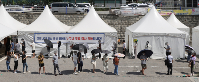 사진은 내용과 무관함. 15일 오전 서울 서대문구 신촌기차역 공영주차장 임시선별검사소에서 시민들이 신종 코로나바이러스 감염증(코로나19) 선별 검사를 받기 위해 대기하고 있다./연합뉴스