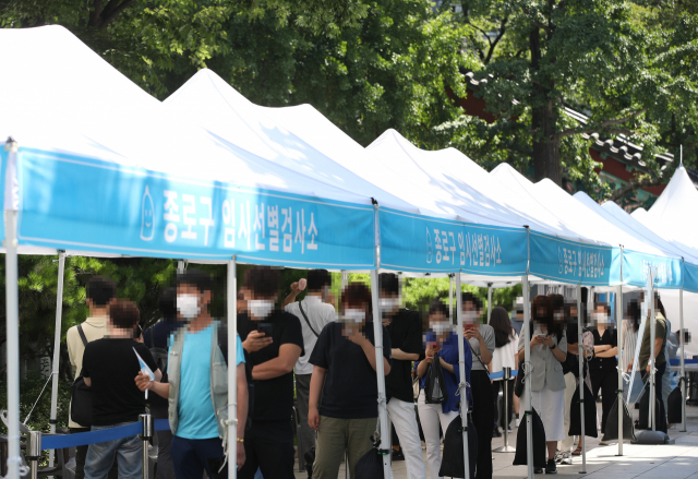 16일 서울 탑골공원 앞에 설치된 임시 선별검사소에서 시민들이 대기하고 있다./연합뉴스