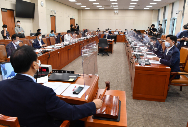 윤후덕 국회 기획재정위원회 위원장이 16일 서울 여의도 국회에서 열린 기재위 전체회의에서 의사봉을 두드리고 있다. /성형주 기자