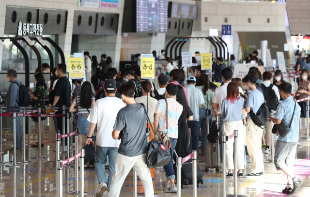 코로나19가 비수도권으로 빠르게 확산하는 가운데 주말을 앞둔 16일 서울 김포공항 국내선 출발장이 비행기를 타려는 시민들로 붐비고 있다. /연합뉴스