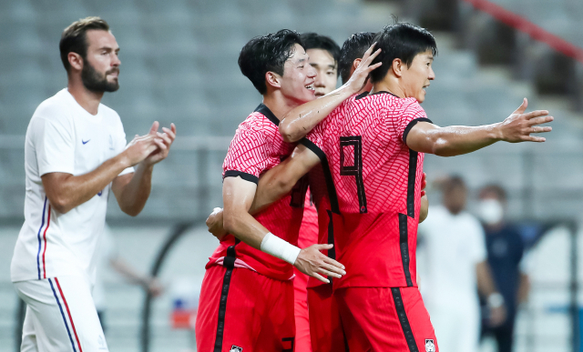 올림픽 축구 대표팀의 권창훈(오른쪽)이 16일 프랑스와 최종 평가전에서 페널티킥을 넣은 뒤 동료들의 축하를 받고 있다. /연합뉴스