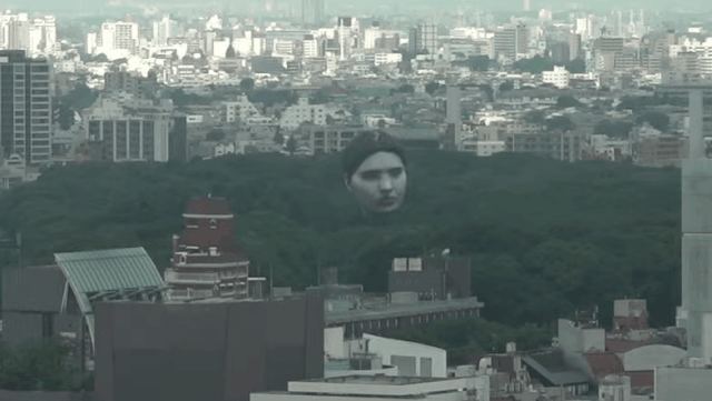 [영상] 도쿄 하늘에 뜬 7층 높이 사람 얼굴 '수수께끼 같은 일이…'