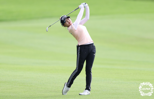 아이언 샷 하는 현세린. /사진 제공=KLPGA