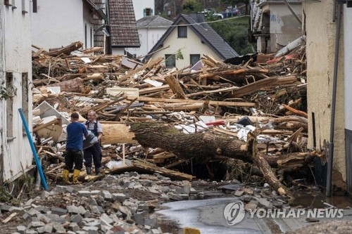 (슐트 AFP=연합뉴스) 서유럽에 내린 폭우로 홍수가 발생한 독일 서부 슐트에서 15일(현지시간) 이재민들이 무너진 가옥의 잔해 속에서 가재도구를 챙기고 있다. jsmoon@yna.co.kr