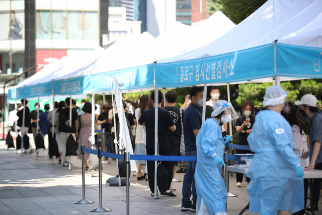 국내 신종 코로나바이러스 감염증(코로나19) '4차 대유행'이 지속 중인 가운데 신규 확진자 수가 1,500명대를 기록한 16일 서울 탑골공원 앞에 설치된 임시 선별검사소에서 시민들이 대기하고 있다. /연합뉴스