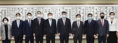 2020년 9월 25일 만난 윤석열(왼쪽에서 5번째) 당시 검찰총장과 싱하이밍(// 6번째) 주한중국대사. /사진 제공=주한중국대사관