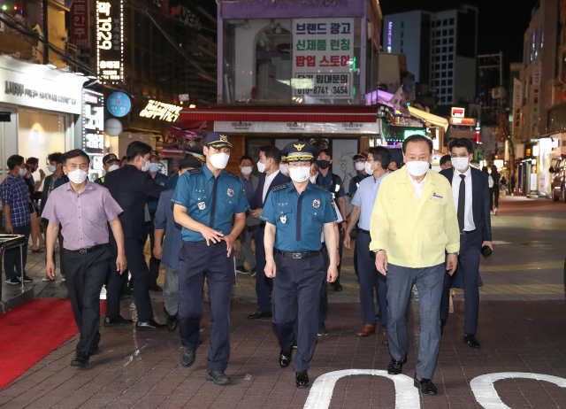 김창룡(가운데) 경찰청장이 16일 오후 10시께 서울 홍익대 인근 클럽 거리를 찾아 방역수칙 준수 실태를 점검하고 있다. /사진 제공 = 경찰청