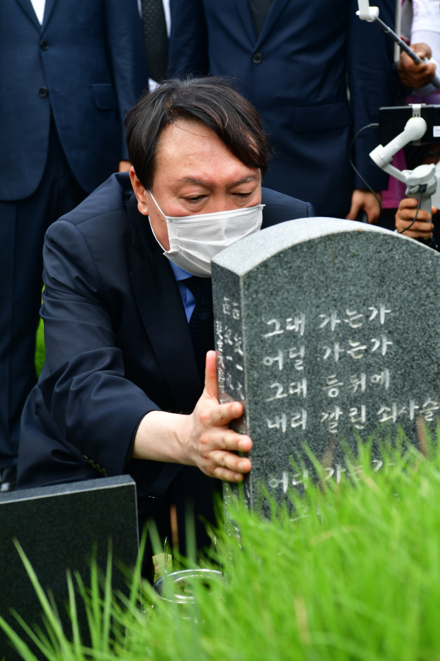 윤석열 전 검찰총장이 17일 오전 광주 북구 5·18 구묘역(민족민주열사묘역)에서 이한열 열사의 묘소를 참배하고 있다. /연합뉴스