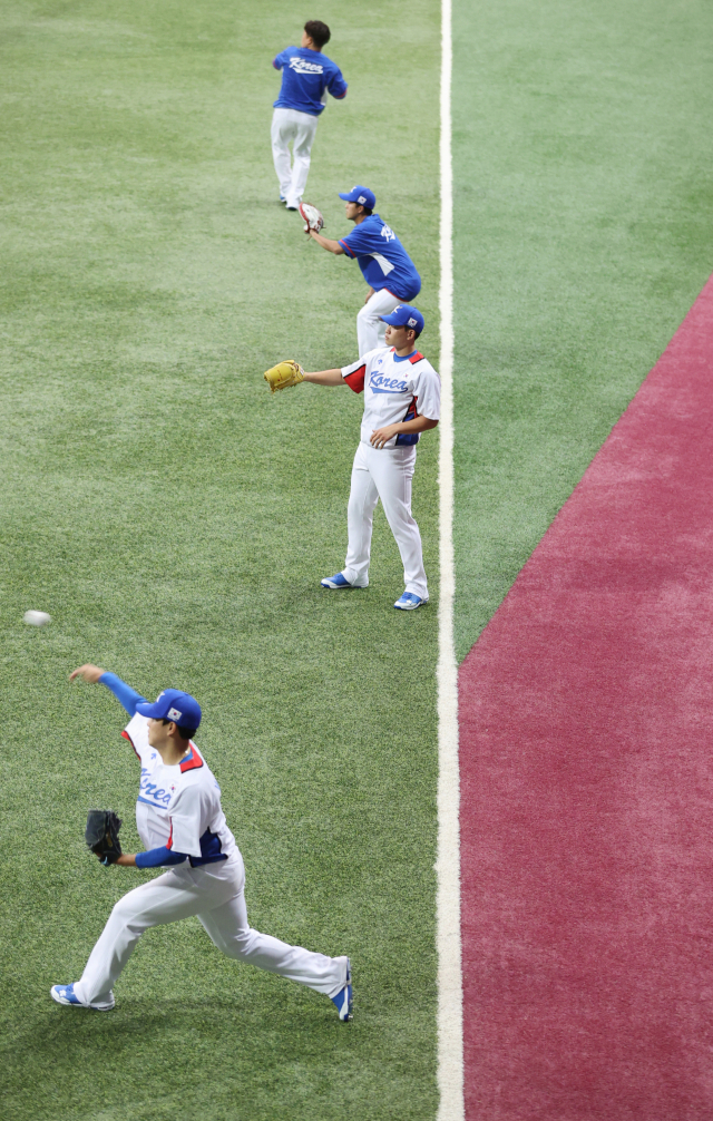 17일 오후 서울 구로구 고척스카이돔에서 2020 도쿄올림픽 야구대표팀 선수들이 첫 소집훈련을 하고 있다. /연합뉴스