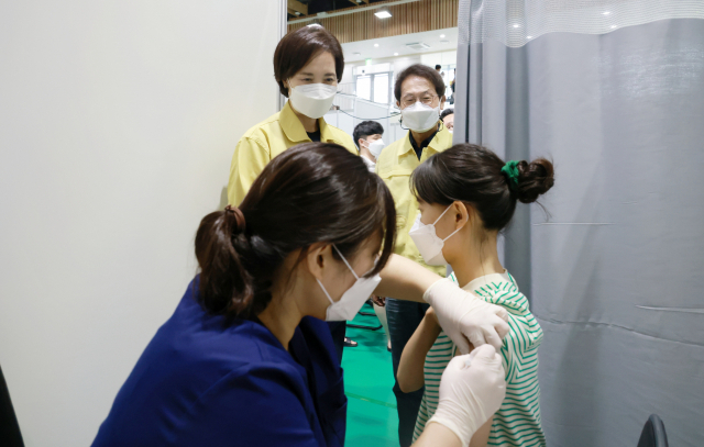 19일부터 화이자 맞는 고3...접종 후 2일까지 출석 인정