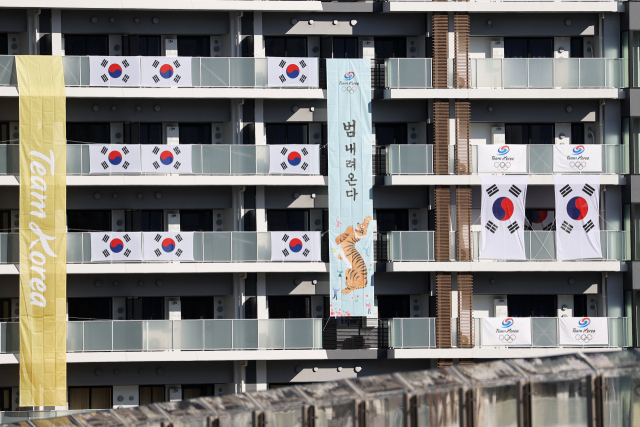도쿄 올림픽 선수촌의 한국 거주층에 ‘범 내려온다’라는 문구의 현수막이 걸려있다. /올림픽사진공동취재단