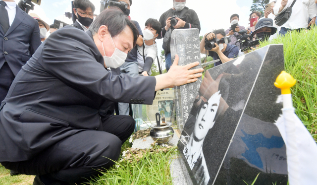 대선 예비후보인 윤석열 전 검찰총장이 17일 오전 광주 북구 5·18 구묘역(민족민주열사묘역)에서 이한열 열사의 묘소를 참배하고 있다./연합뉴스