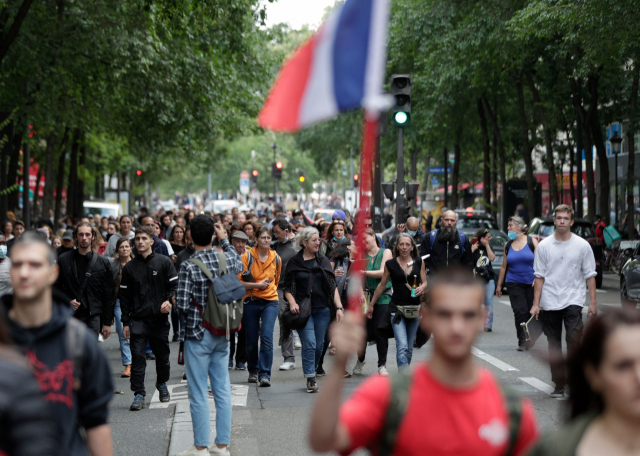 지난 14일(현지시간) 프랑스 파리에서 시민들이 정부의 신종 코로나바이러스 감염증(코로나19) 백신 접종 압박에 항의하며 시위를 벌이고 있다./AFP연합뉴스
