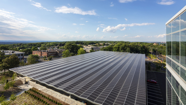 지난해 상반기에 완공한 LG전자 북미법인 신사옥은 지붕에 태양광 패널을 설치해 재생에너지를 생산하고 사용한다. /사진제공=LG전자