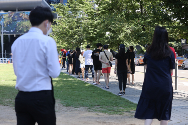 지난 17일 오전 서울 용산역 앞 마련된 임시선별검사소에서 시민들이 검사를 받기 위해 줄을 서 있다.(종합)