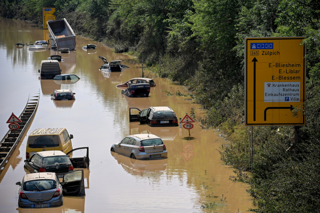 17일(현지 시간) 독일 에르프트슈타트에서 지난 14~15일 발생한 폭우로 차가 빗물에 잠겨 있다./EPA연합뉴스