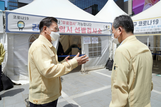 문재인 대통령이 18일 서울 강남구 삼성역 인근 코로나19 임시선별검사소 현장을 방문, 검사 진행 과정을 점검하고 있다./연합뉴스