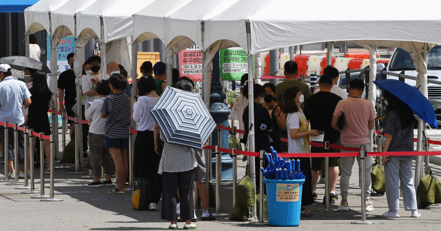 18일 서울역광장에 설치된 임시 선별검사소에서 시민들이 검사를 받고 있다./오승현 기자