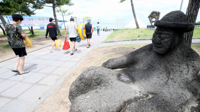 신종 코로나바이러스 감염증(코로나19) 확산세가 이어지는 18일 관광객들이 제주 함덕해수욕장을 찾았다. /연합뉴스