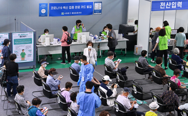 지난 5일 서울 서대문구 북아현문화체육센터에 마련된 예방접종센터에서 시민들이 백신 접종을 한 후 이상 반응 관찰실에서 대기하고 있다./권욱 기자