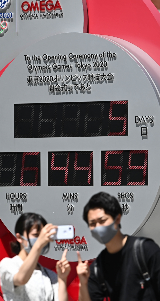 2020 도쿄올림픽을 5일 앞둔 18일 일본 도쿄역에 설치된 올림픽 개막 카운트다운 시계탑 앞에서 시민들이 사진을 찍고 있다./도쿄=올림픽사진공동취재단