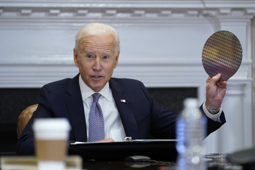 조 바이든 미국 대통령이 지난 4월 백악관 반도체 회의에서 웨이퍼를 들어보이고 있다. /AP연합뉴스
