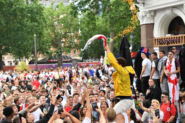 지난 11일(현지시간) 유로2020 결승전에 앞서 영국 런던 레스터광장에 모인 영국 축구 팬들이 파스타를 던지는 세레모니를 하고 있다./AFP연합뉴스