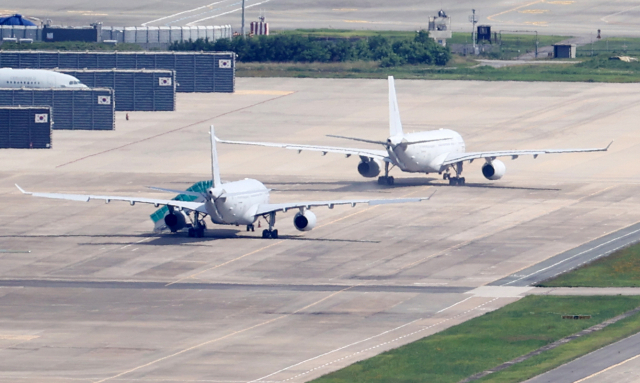 코로나19 집단감염이 확인된 청해부대 34진의 승조원 300명 전원에 대한 귀국을 위해 지난 18일 오후 부산 김해공항에서 공군 다목적 공중급유수송기(KC-330) 2대가 이륙을 준비하고 있다. /연합뉴스