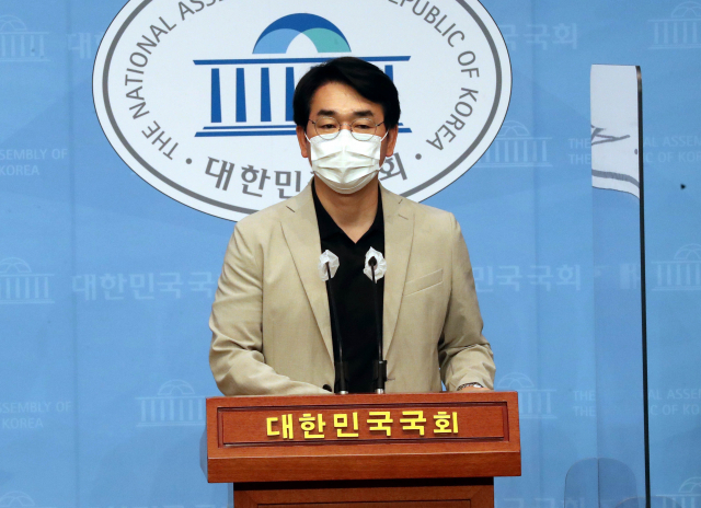 박용진 더불어민주당 의원이 19일 오전 서울 여의도 국회에서 좋은 집 충분 공급 전략, 가치 성장주택 모델, 임대 주거지원 정책을 주요 내용으로 하는 부동산 정책을 발표하고 있다. /성형주 기자