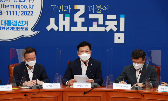 송영길(가운데) 더불어민주당 대표가 19일 고위당정협의회에서 발언하고 있다. / 성형주 기자