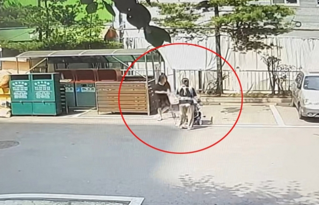 인천의 한 아파트에서 유모차에 타고 있던 생후 27개월 여아를 이유 없이 폭행한 20대 여성이 경찰에 붙잡혔다./연합뉴스