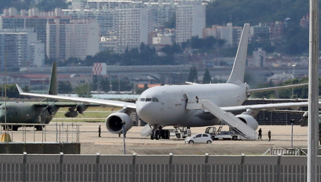 지난 18일 오후 부산 김해공항에서 공군 다목적 공중급유수송기(KC-330)가 이륙을 준비하고 있다. 군 수송기 2대는 현재 아프리카 해역에 파병 중인 청해부대 34진 승조원 300명 전원을 태워 국내로 이송할 계획이다. 수송기에는 문무대왕함을 한국까지 운항할 교체병력 148명(해군)과 방역 및 의료인력 13명, 지원팀 39명(공군) 등 200명 규모 특수임무단이 탑승했다. /연합뉴스