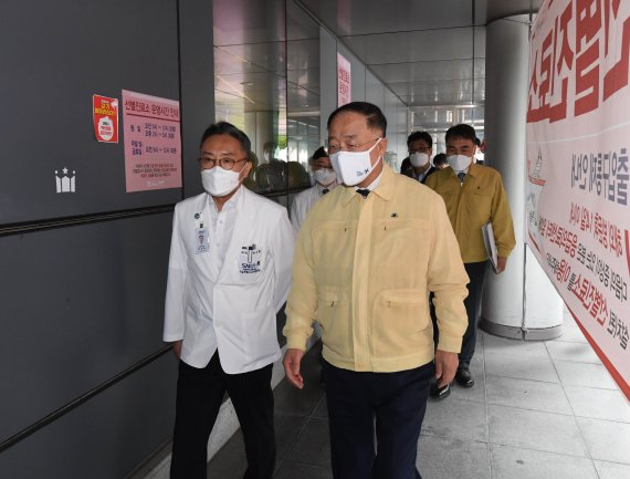 홍남기 '방역 일선 의료기관 지원 강화…폭염 대책 챙길 것'