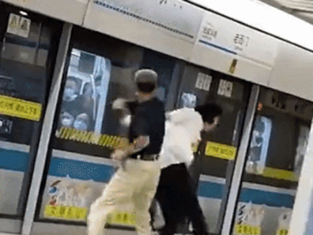 중국 상하이의 한 지하철역에서 60대 남성과 30대 남성간 몸싸움이 벌어졌다./웨이보 캡처